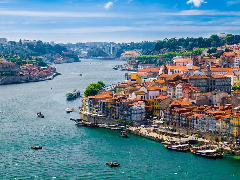 Vila Nova de Gaia, Portekiz'den Douro Nehri üzerinde Eski Porto Oporto şehir ve Ribeira panoramik görünümü