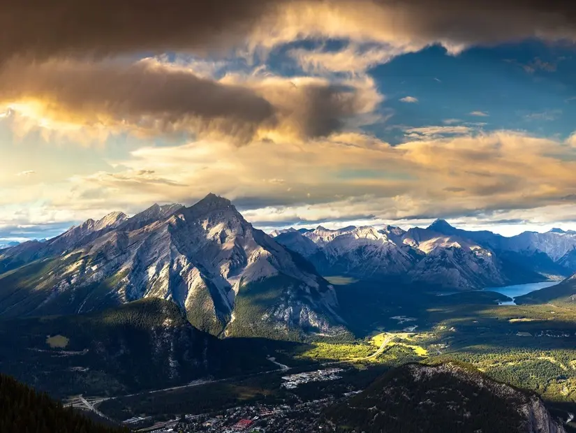 Banff Milli Parkı'ndaki Bow Vadisi'nde bulunan Banff şehrinin panoramik hava fotoğrafı, Kanada Kayalık Dağları