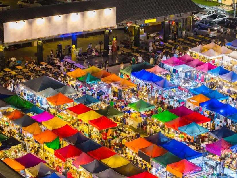 Rod Fai Market (Tren Gece Pazarı) havadan görünümü