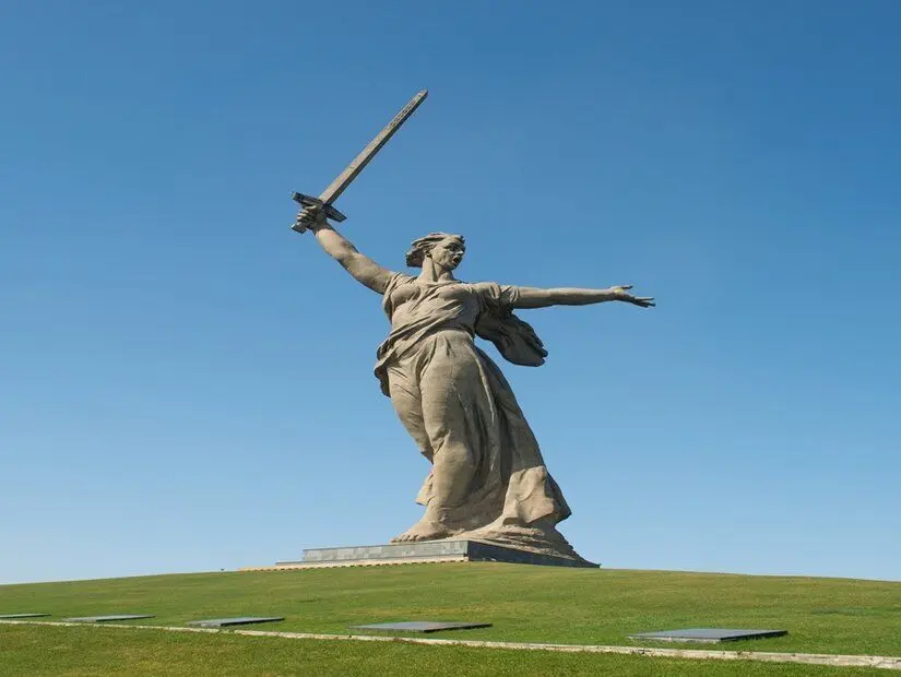 Rusya'nın Volgograd kentindeki (eski Stalingrad) Mamayev Kurgan anıt kompleksinde bulunan Anavatan Çağırıyor Anıtı.