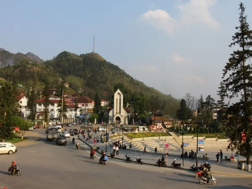 Sapa, Lao Cai, Vietnam'daki Katolik Kutsal Tespih Kilisesi ve ana meydan