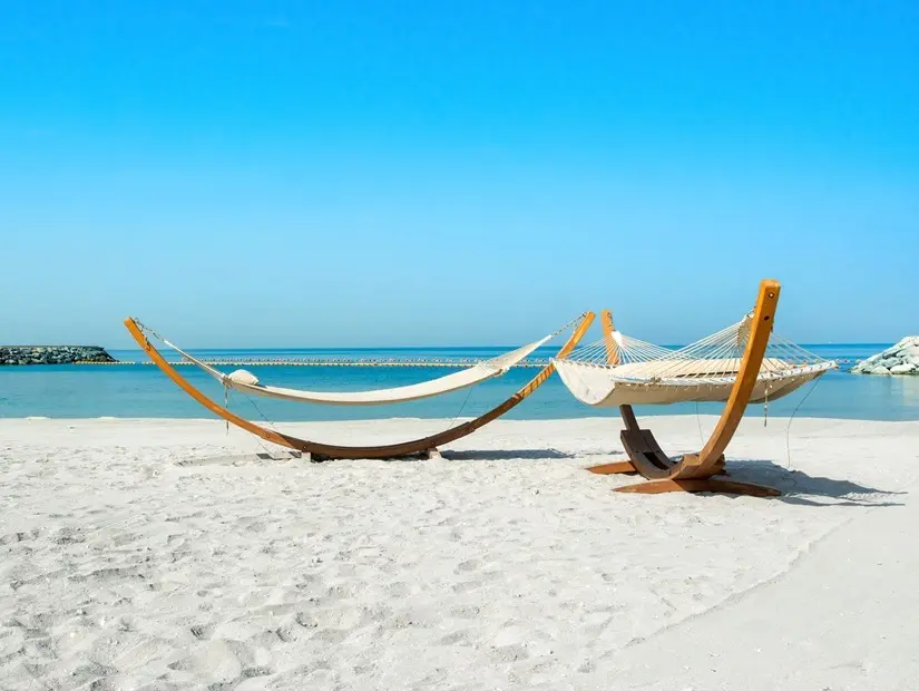 Saadiyat Adası'nda berrak turkuaz sulara sahip beyaz kumlu plajın güzel manzarası