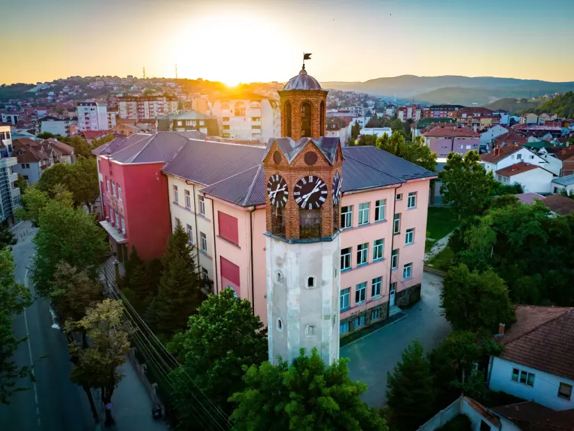 Güneş doğarken Priştine Saat Kulesi'nin görünümü