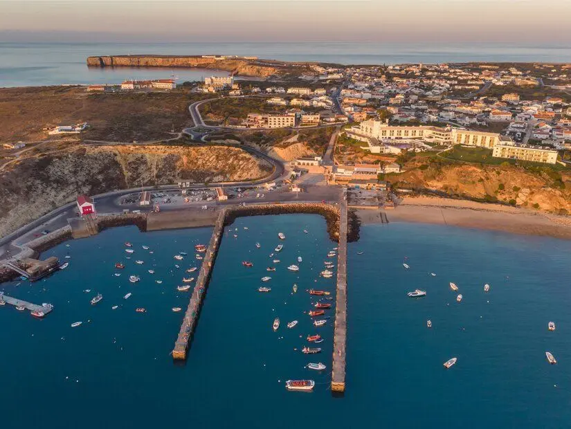 Portekiz'in Sagres kentindeki ünlü turizm kenti gün batımında havadan görüntülendi