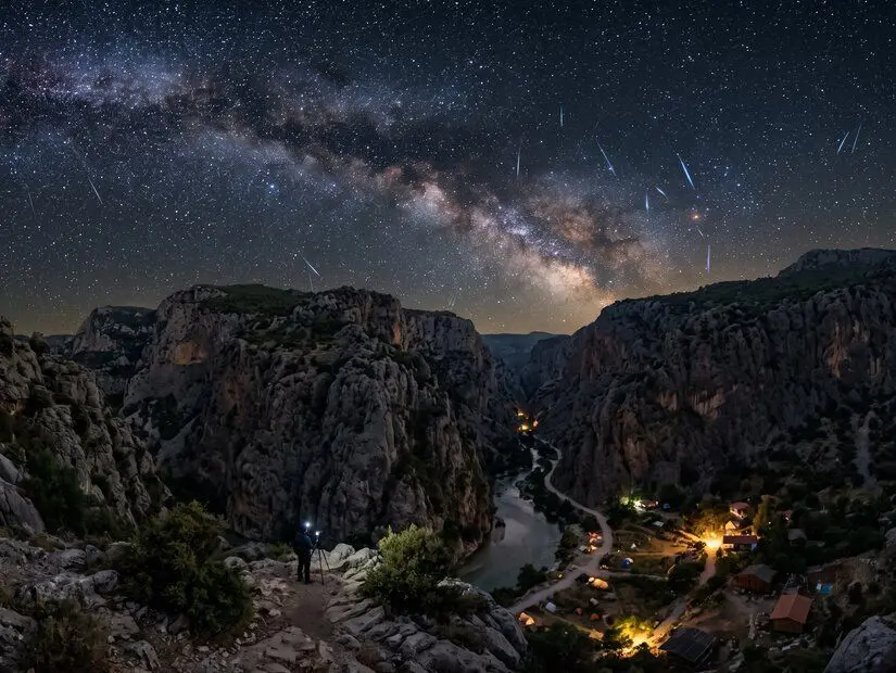 Saklıkent perseid meteor yağmuru görünümü yapay zeka ile üretilmiştir