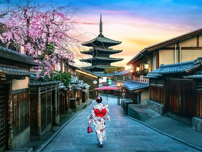 Japonya'nın Kyoto kentindeki Yasaka Pagodası'nda Japon geleneksel kimonosu giyen turist.