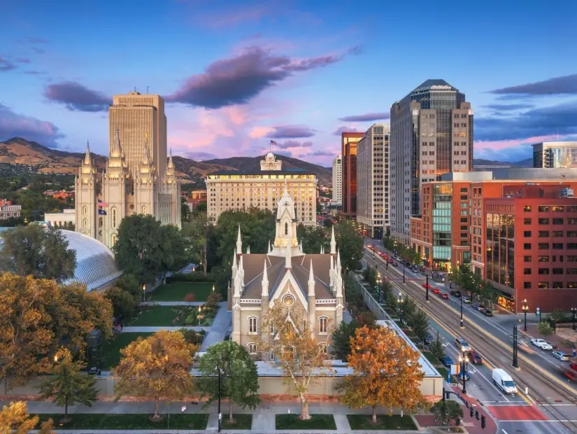Salt Lake City, Utah, ABD şehir manzarası, sonbahar yapraklarıyla Temple Meydanı üzerinde