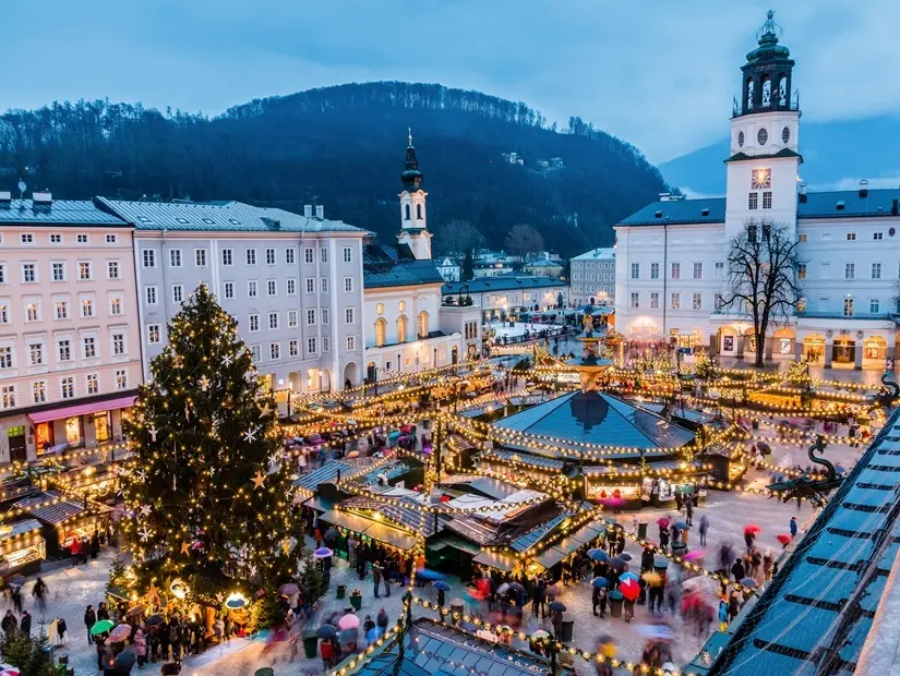Salzburg eski kentinde Noel Pazarı görünümü