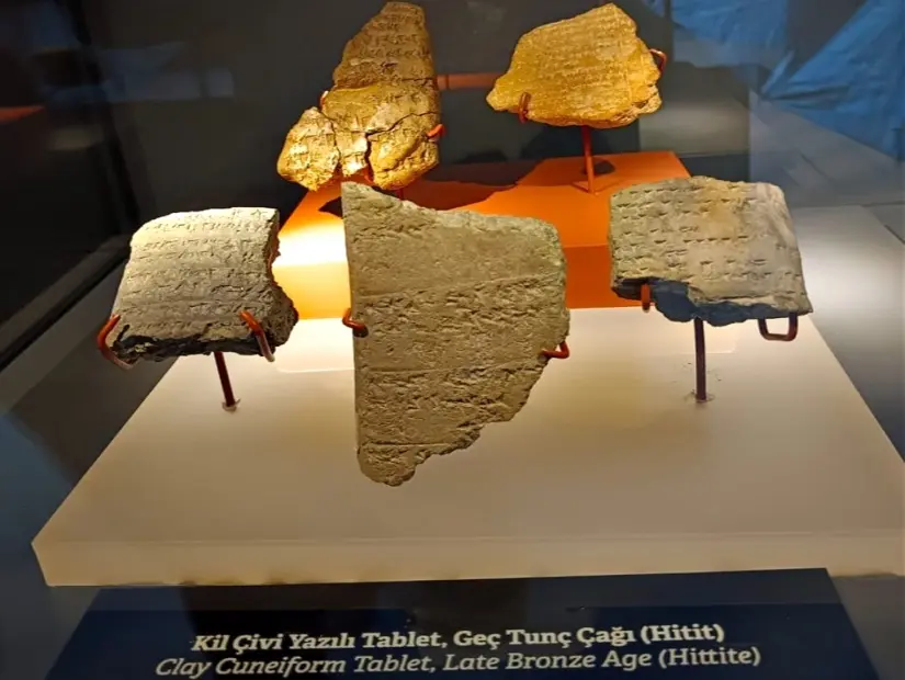 Samsun Müzesi kil çivi yazılı tablet görünümü