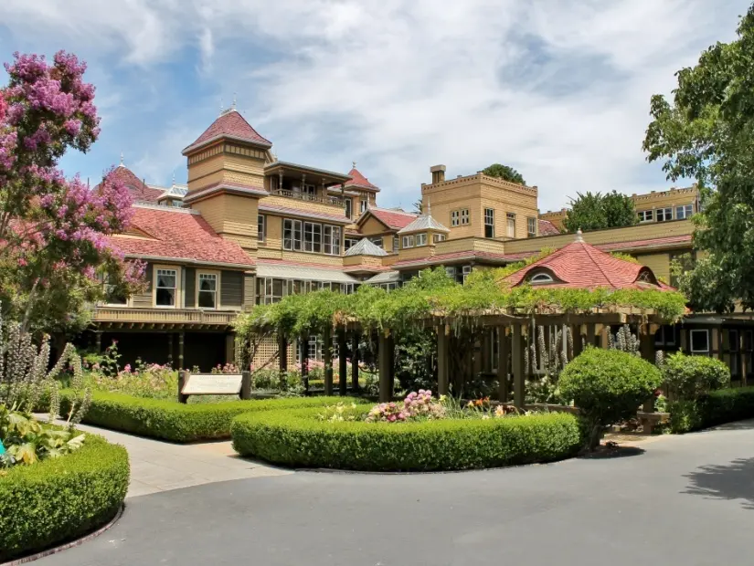 San Jose Kaliforniya'da güneşli bir günde Winchester Gizemli Malikanesi'nin arka bahçe görünümü