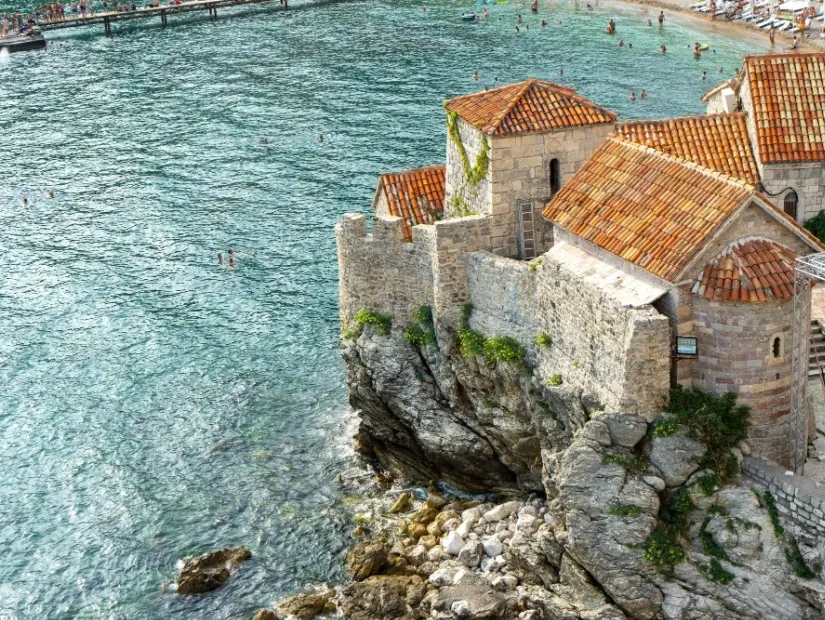 Karadağ Budva'nın deniz kıyısındaki antik taş manastır