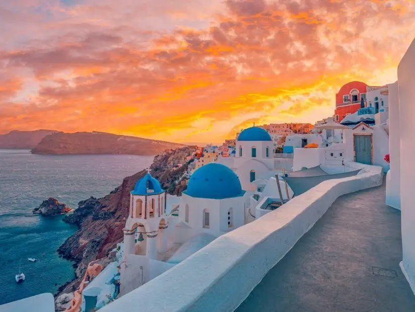 Santorini Adası'nın ünlü gün batımı manzarası
