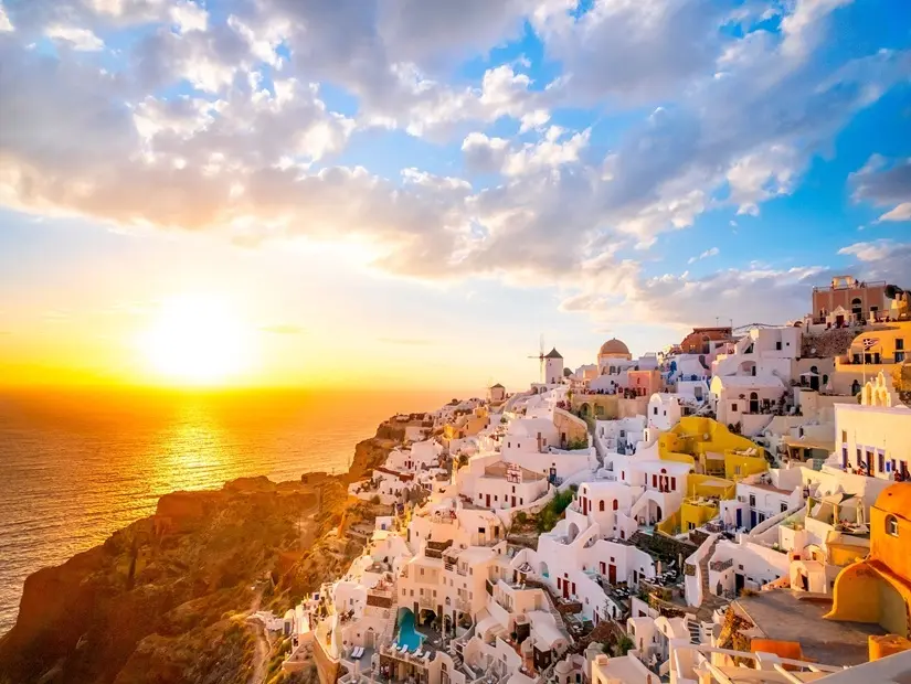 Oia köyü, Santorini, Yunanistan. Santorini'deki geleneksel evlerin günbatımı manzarası