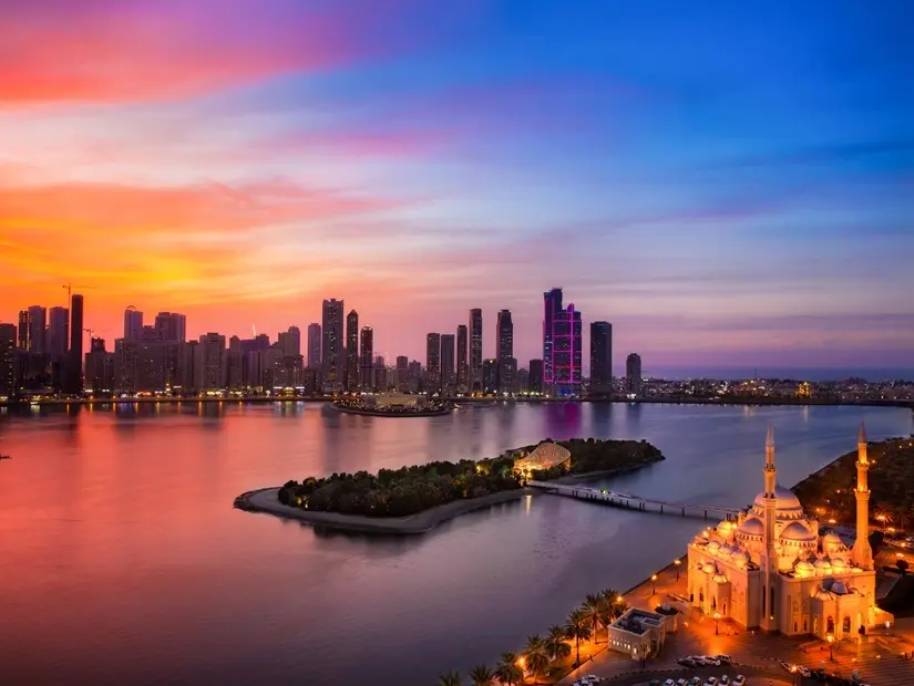 Gün Batımında Sharjah Şehir Silüeti Sharjah Işık Festivali