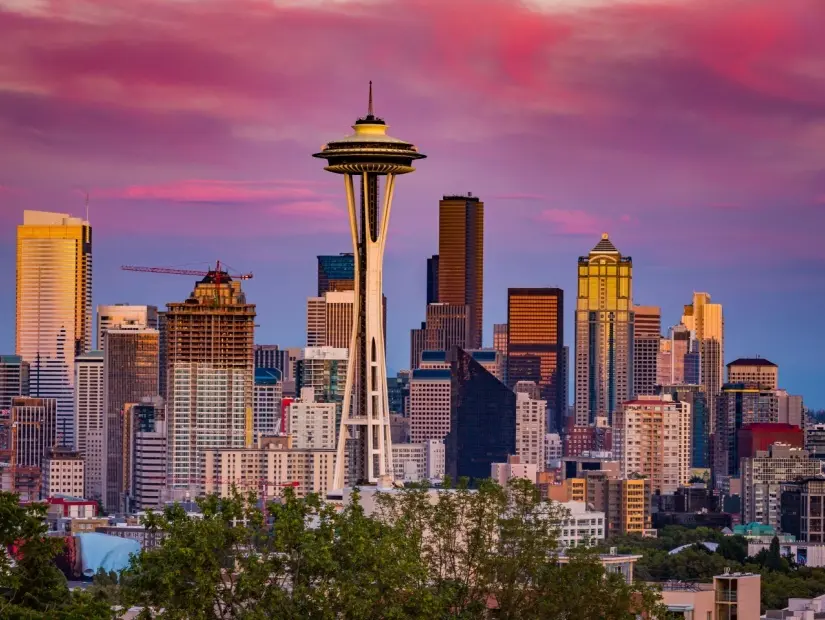 Akşam Seattle Space Needle. Muhteşem gün batımı, kırmızı gökyüzü, pembe bulutlar görünümü