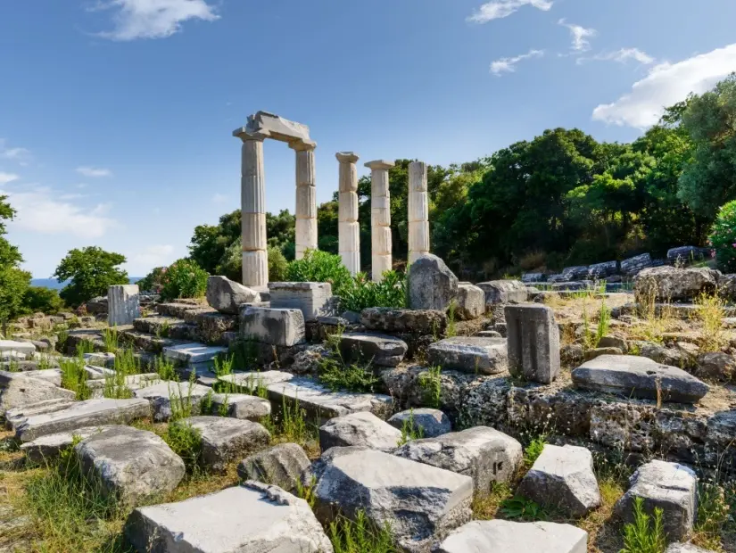 Samothrace'de dağın kuzey yamacında bulunan Büyük Tanrılar Tapınağı