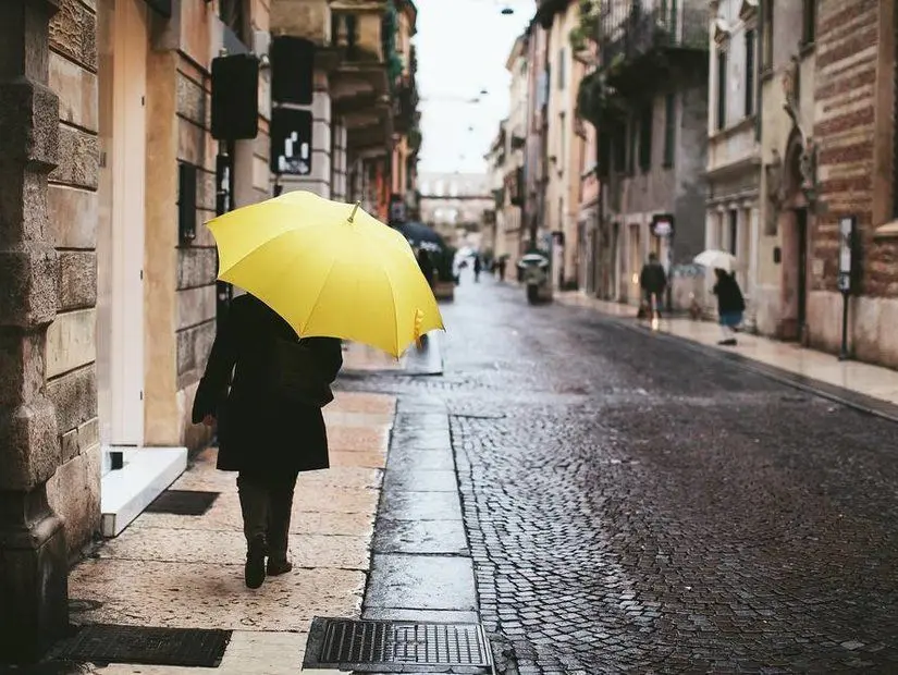 şemsiyeli kadın