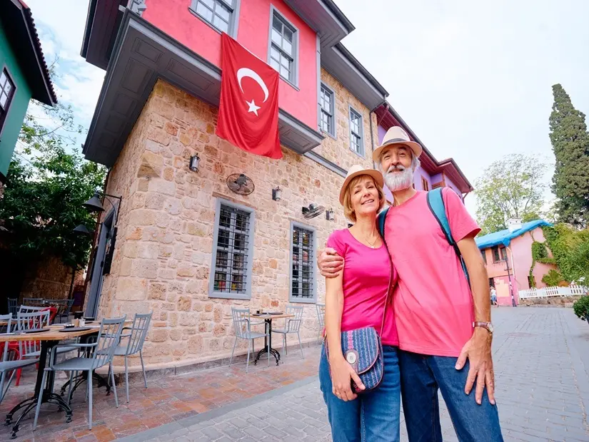 Türkiye sokaklarında birlikte yürüyen yaşlı bir aile çifti