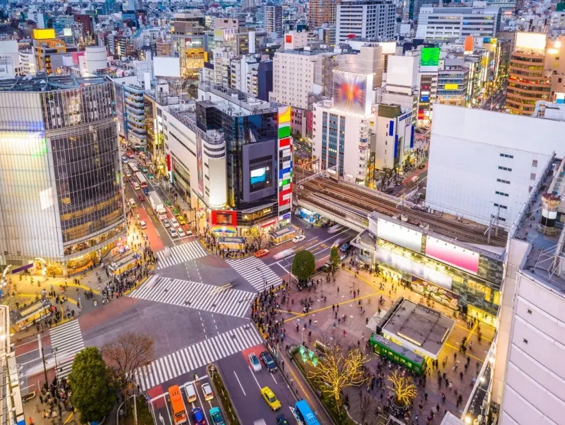  Shibuya Tokyo, Japonya'da alacakaranlıkta görünümü