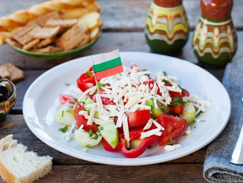 Shopska salata (Şopska salatası)