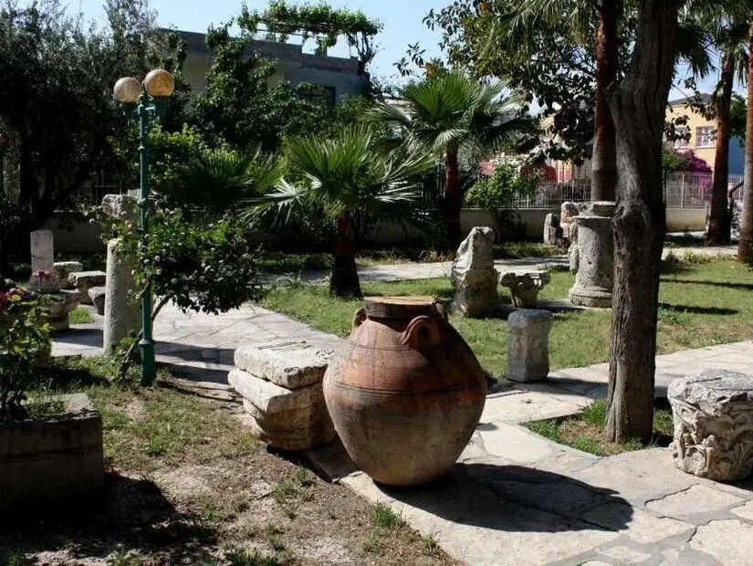 silifke müzesi bahçesinde sergilenen tarihi eserler