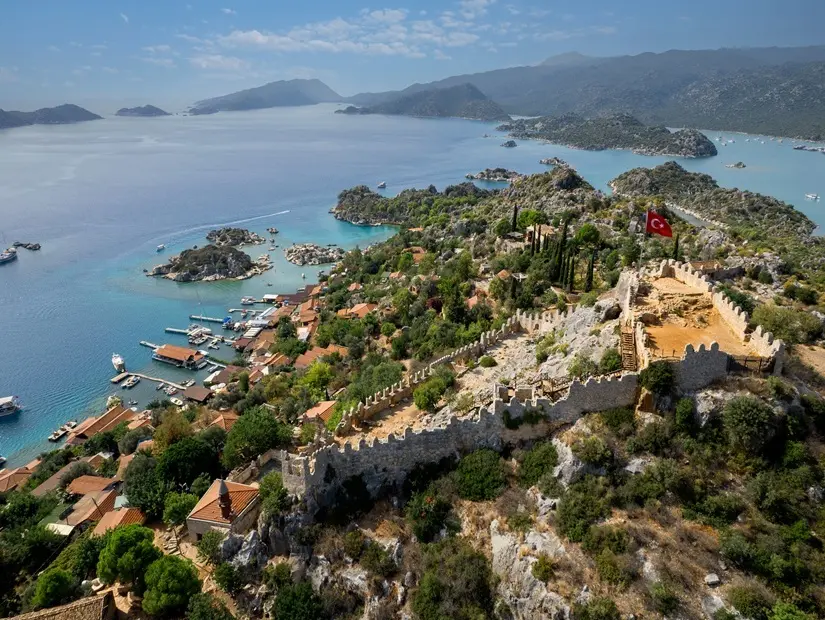 Simena Kalesi, balıkçı ve turistik köy Kaleüçağız ve Kekova Batık Şehri'nin havadan görünümü. 