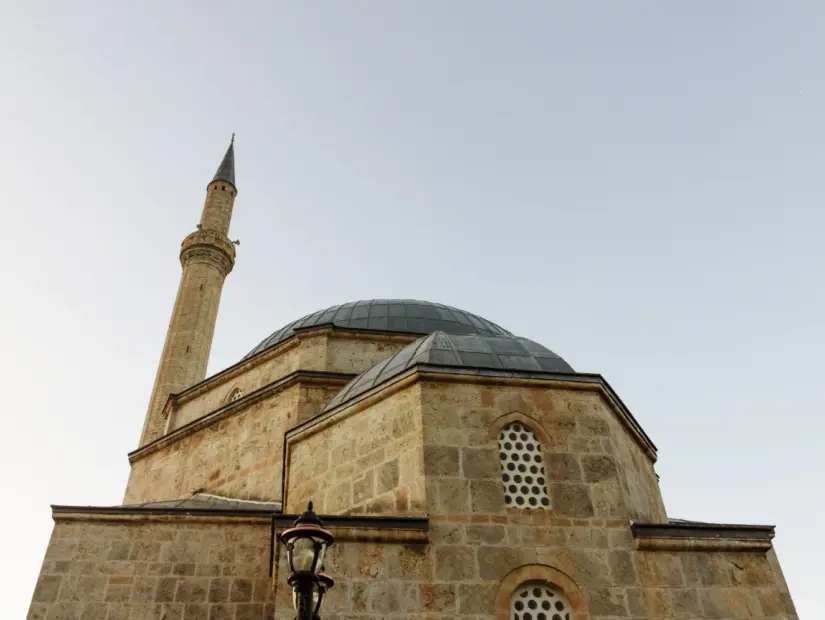  Kosova'daki Sinan Paşa Camii'nin görünümü