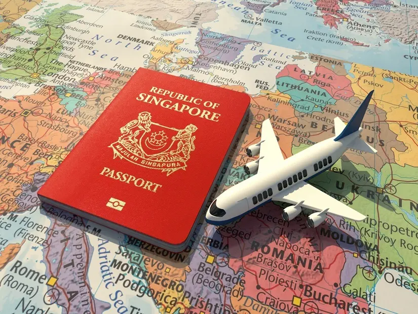 Singapur pasaportu ve maket uçak