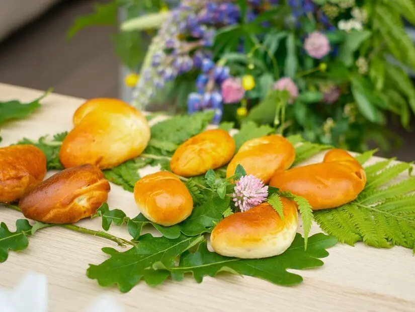 Spekrausi (Pastırmalı ve soğanlı çörek)
