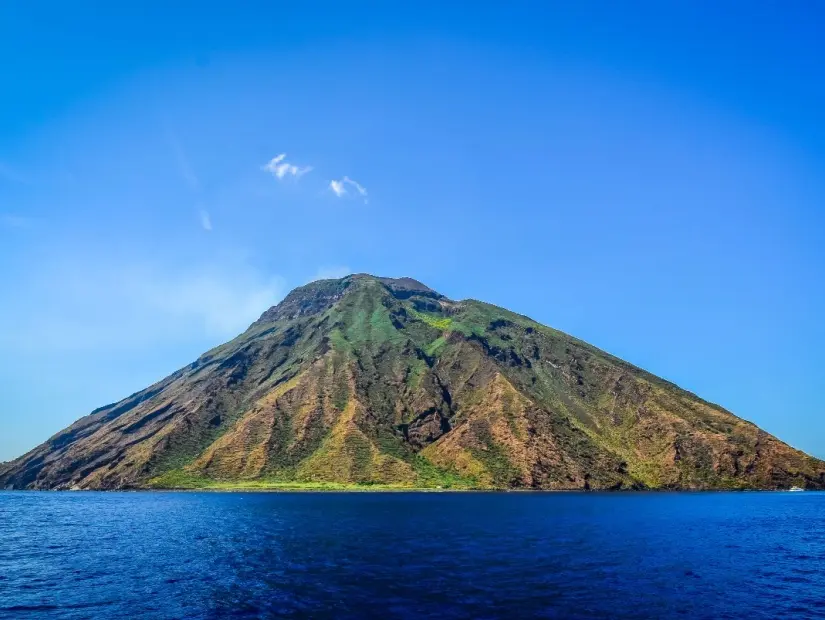 Stromboli Yanardağı (Aeolian Adaları) görünümü