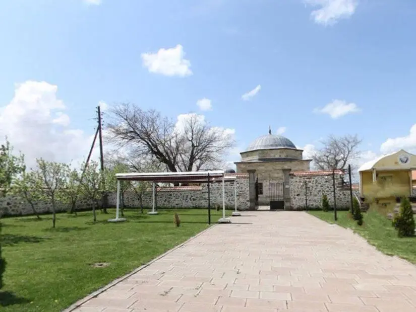 sultan birinci murat turbesi avlusu görünümü