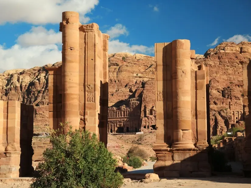 Petra'daki Temenos Kapısı ve Colonnade Caddesi - Ürdün