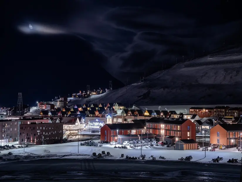 Kutup gecesinde kar ve buzla kaplı svalbard