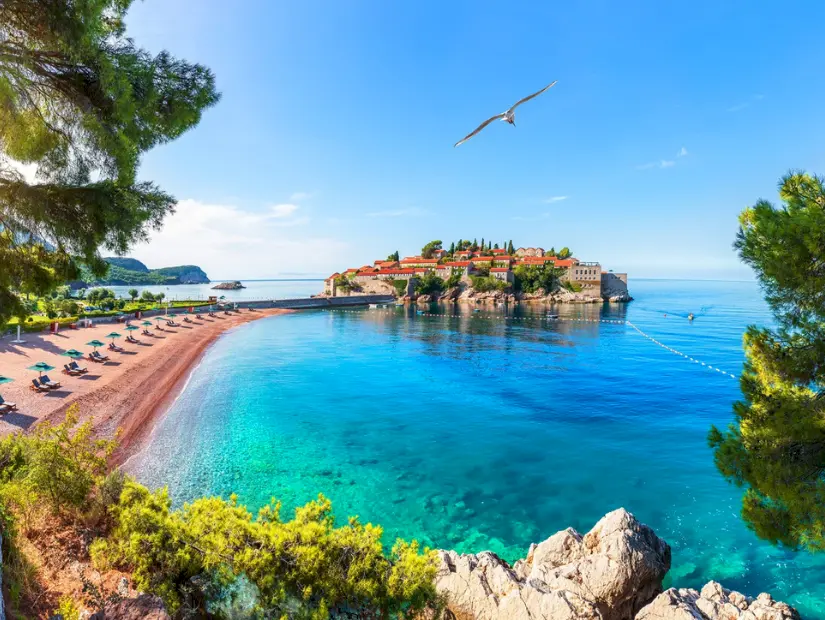Karadağ, Budva Rivierası, Kayalıktan Sveti Stefan Adası