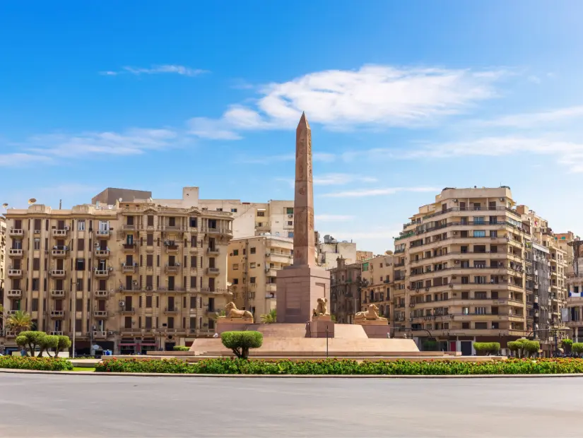 Ünlü Ramses II dikilitaşı ve Tahrir Meydanı manzarası, Kahire, Mısır