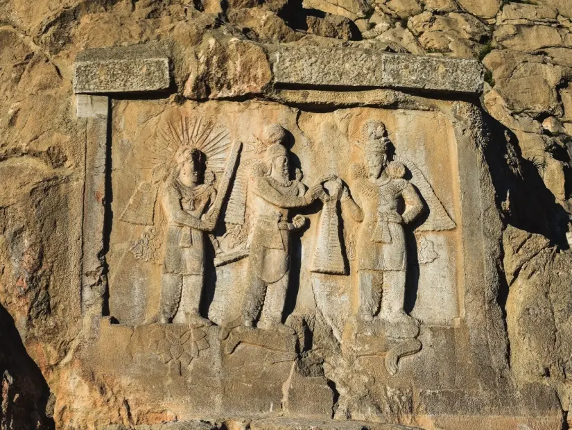 Taq-e Bostan'da Sasani İmparatorluğu Kralı II. Ardeşir'in taç giyme törenini tasvir eden antik kaya kabartması
