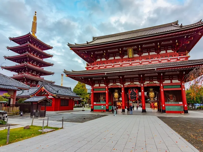 Japonya'nın Tokyo kentindeki Asakusa'da bulunan Senso-ji tapınağının Hozomon kapısı ve Pagodası