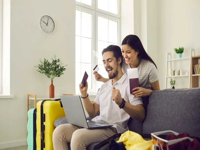 çift, biletleri çevrimiçi olarak ayırtmak için havayolu web sitesini kullanarak tatil gezisine hazırlanıyor.