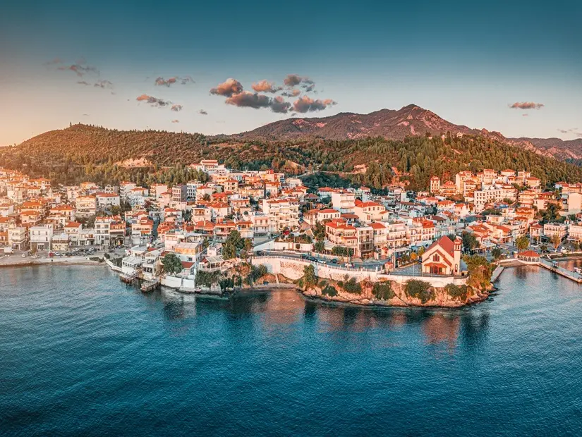 Taxiarchis Köyü Sithonia'da bulunan Neos Marmaras tatil beldesinde, evler ve villalar arasında yer alan Taxiarch Angels Ortodoks Kilisesi