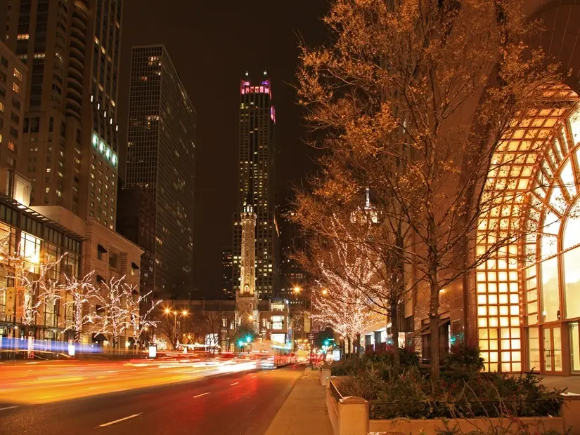 The Magnificent Mile Işık Festivali - Şikago Chicago'nun Michigan Caddesi'ndeki Su Kulesi'nin yanındaki şenlikli tatil ışıkları