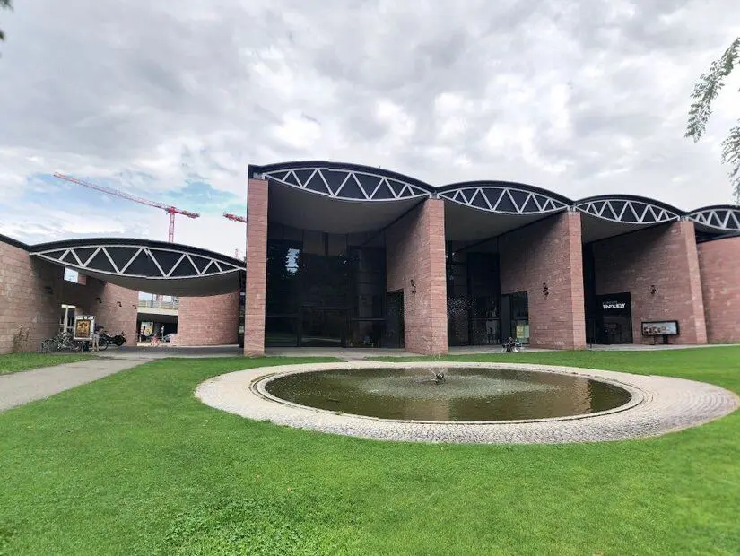 Tinguely Müzesi bahçeden görünümü