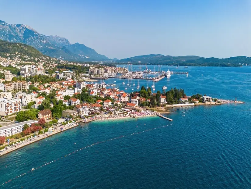 Karadağ'ın Kotor Körfezi'ndeki Tivat'ta bulunan lüks bir marina olan Porto Montenegro'nun havadan görünümü