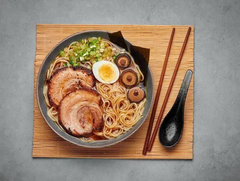 masa üzerinde gri bir kasede Shoyu Ramen görünümü