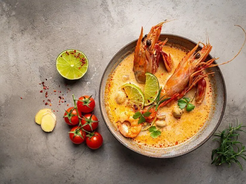 Tom yum goong (Acılı ve ekşili karides çorbası)