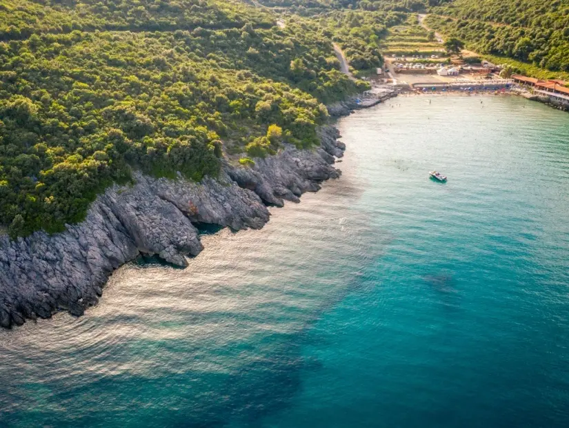 Karadağ'daki Budva yakınlarındaki Trsteno plajının havadan görünümü