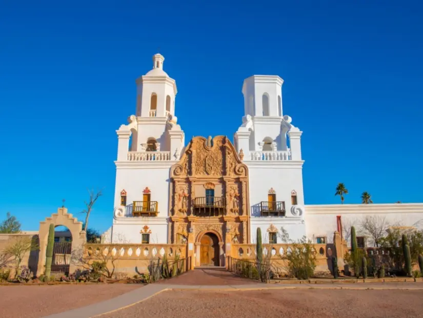 Mission San Xavier del Bac'ın ön cephesi Tucson 