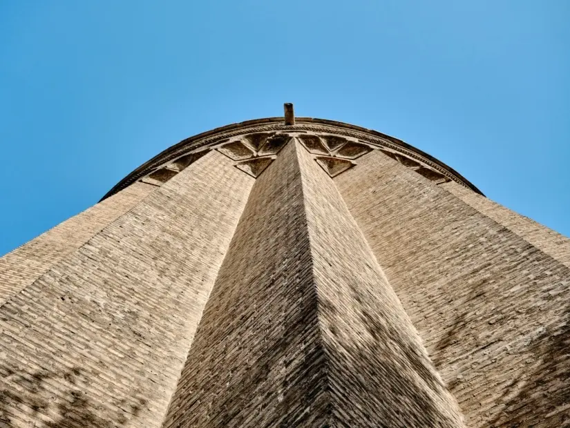 Tuğrul Kulesi (Borj-e Toghrol) yakın görünümü