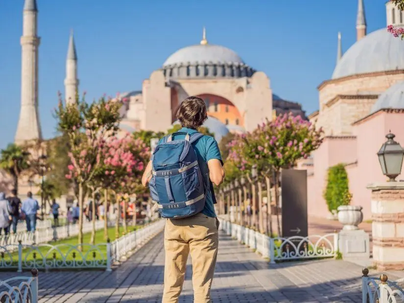 turist Ayasofya Cami'nin güzel manzarasının tadını çıkarıyor, İstanbul, Türkiye