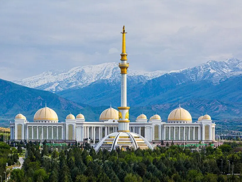 Türkmenistan'ın Aşkabat şehrindeki Bağımsızlık Anıtı ve Milli Kütüphanesi