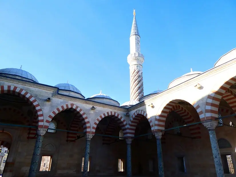 üç şerefeli camii iç mekan görünüm